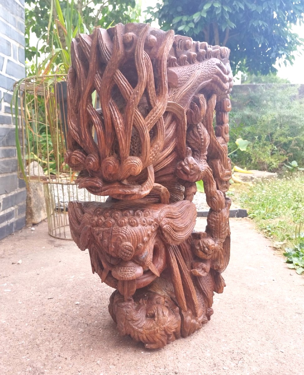 Elément architectural Asiatique en pin sculpté à décor de chien Foo