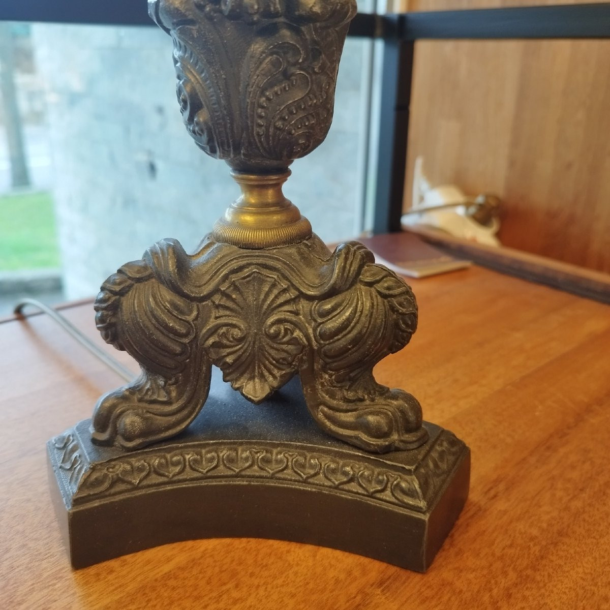 Paire de lampes néo-classique, en régule patiné et laiton-photo-1