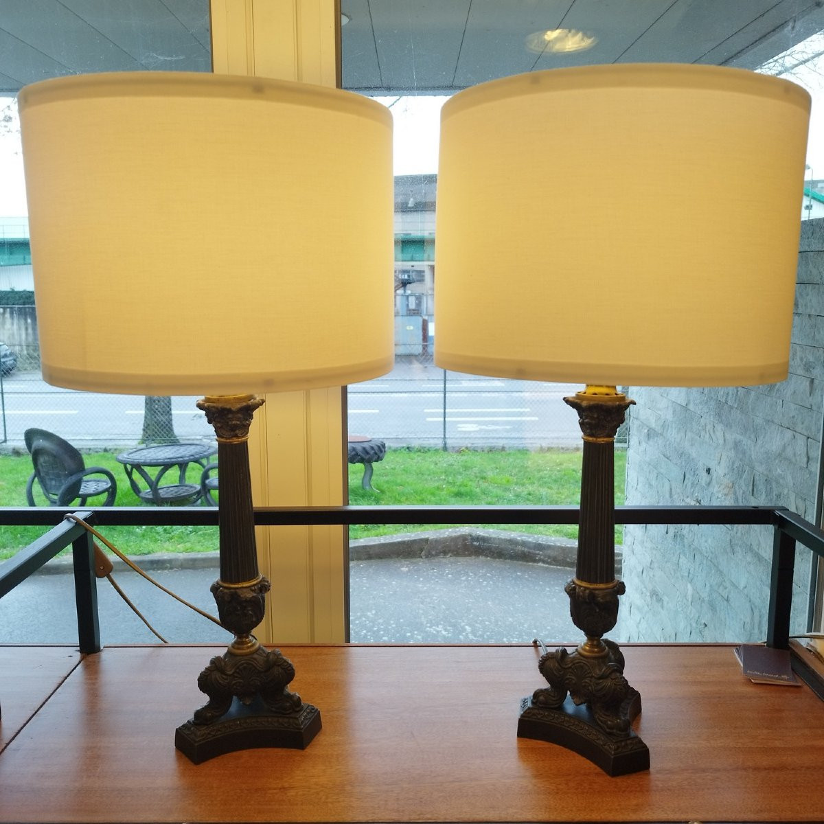 Paire de lampes néo-classique, en régule patiné et laiton-photo-5