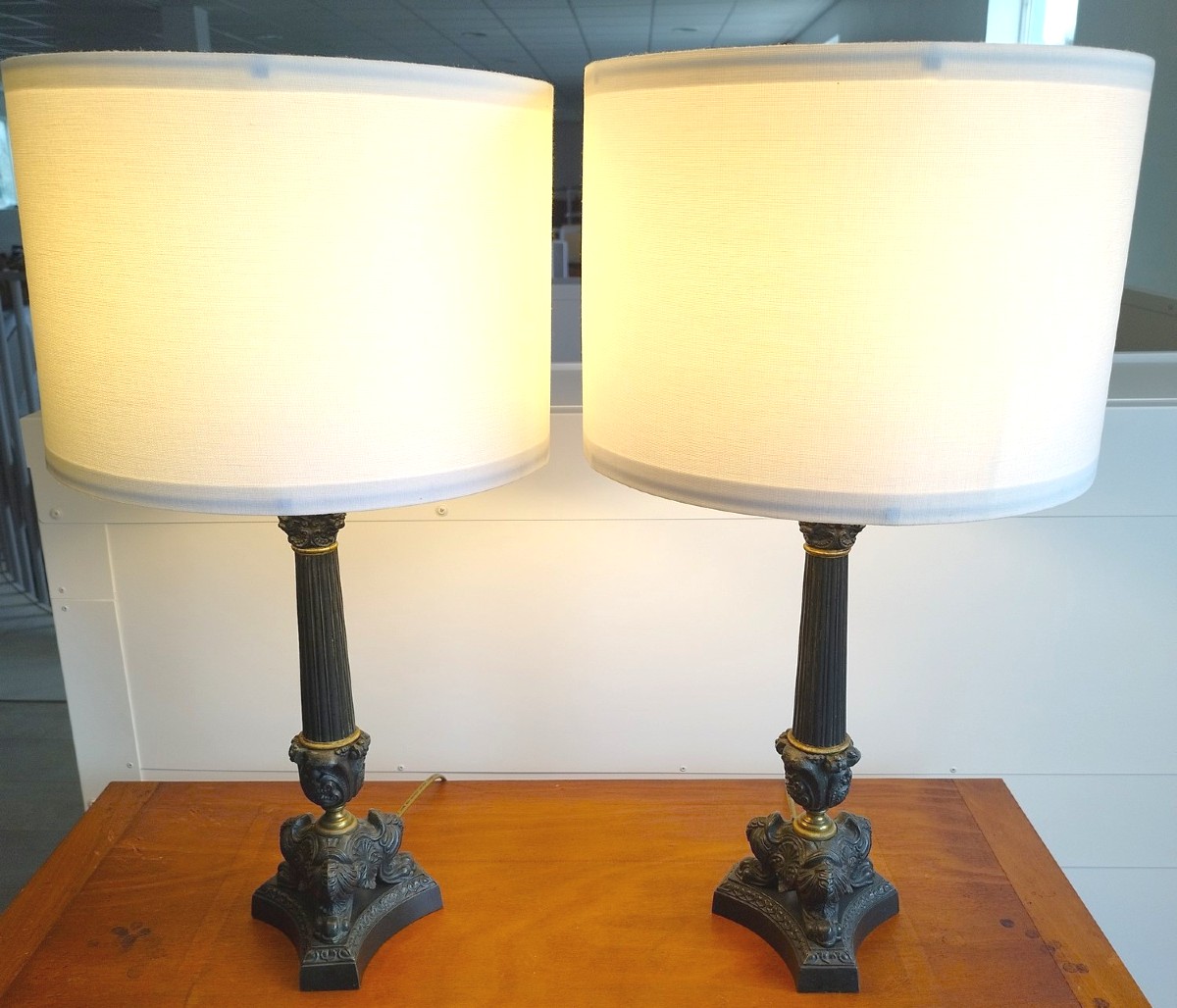 Paire de lampes néo-classique, en régule patiné et laiton