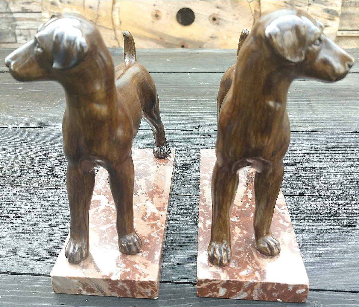 Grande paire de chiens en régule teintés sur base en marbre art-déco