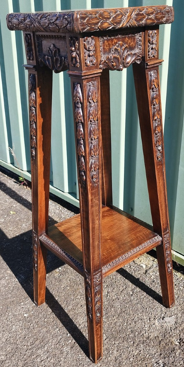 Sellette en noyer sculptée, style Renaissance