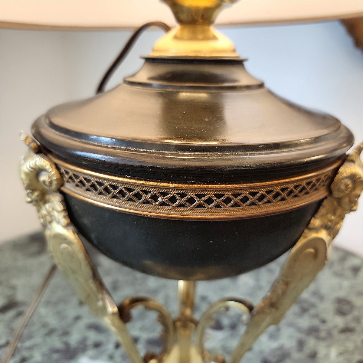 Cassolette montée en lampe en bronze, laiton et tôle laquée à décor de satyres, autour de 1900-photo-4