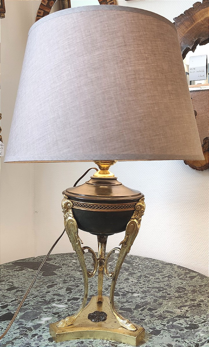 Cassolette montée en lampe en bronze, laiton et tôle laquée à décor de satyres, autour de 1900