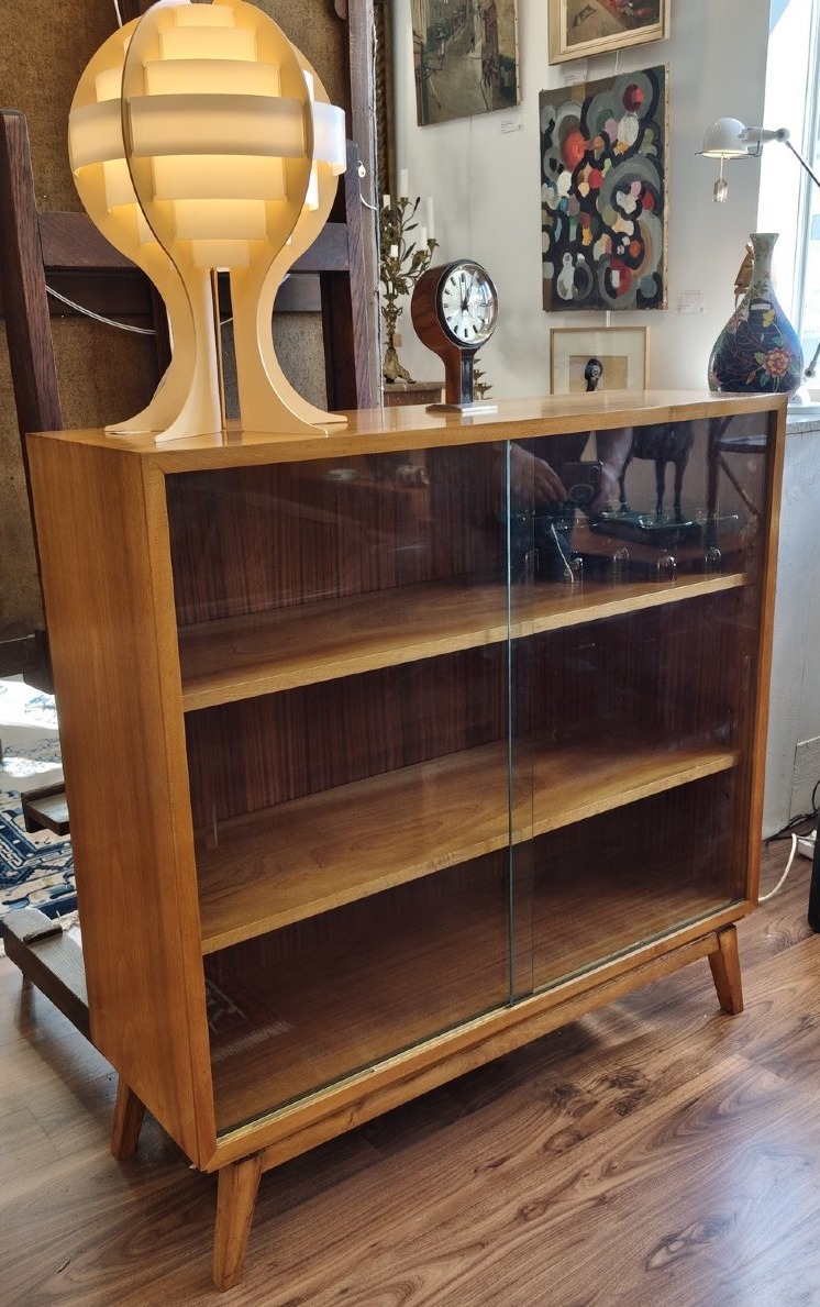 1970 Display Cabinet In Light Walnut With Compass-style Legs-photo-2