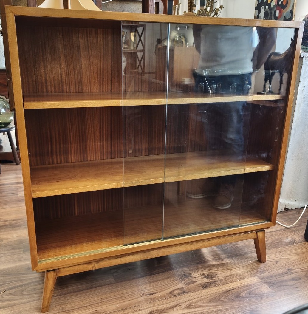 1970 Display Cabinet In Light Walnut With Compass-style Legs-photo-3