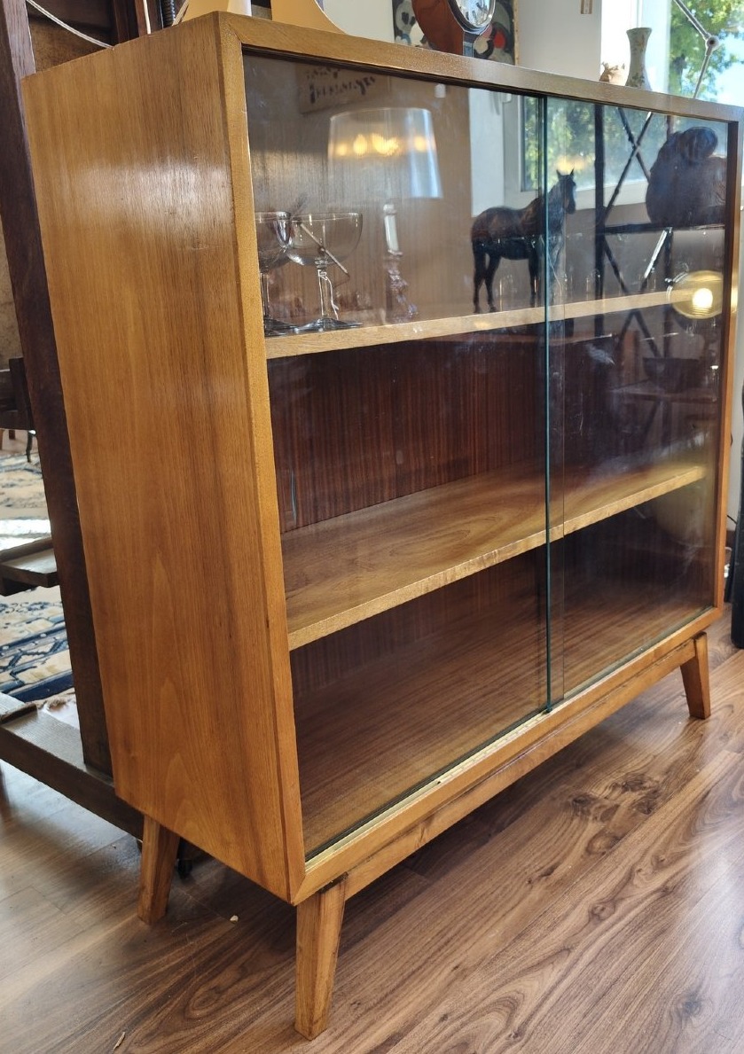 1970 Display Cabinet In Light Walnut With Compass-style Legs-photo-4