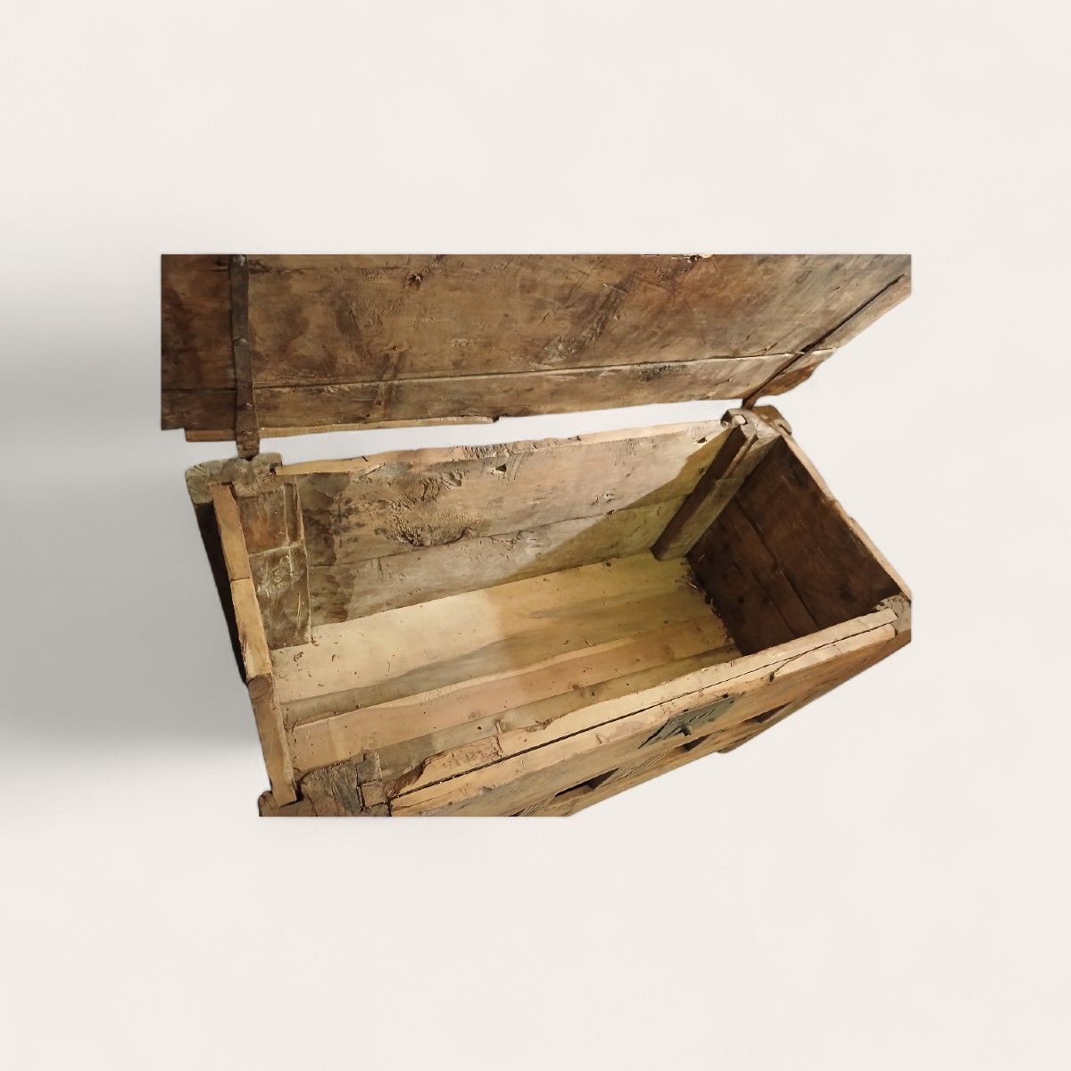 Coffre de mariage  à barreau Briançonnais ( Queyras ) . Hautes Alpes  pin cembro .-photo-3