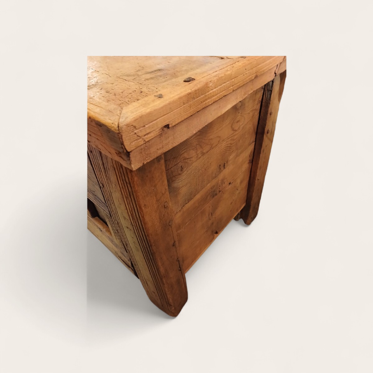 Coffre de mariage  à barreau Briançonnais ( Queyras ) . Hautes Alpes  pin cembro .-photo-4