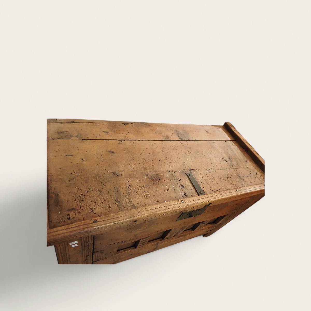 Coffre de mariage  à barreau Briançonnais ( Queyras ) . Hautes Alpes  pin cembro .-photo-1