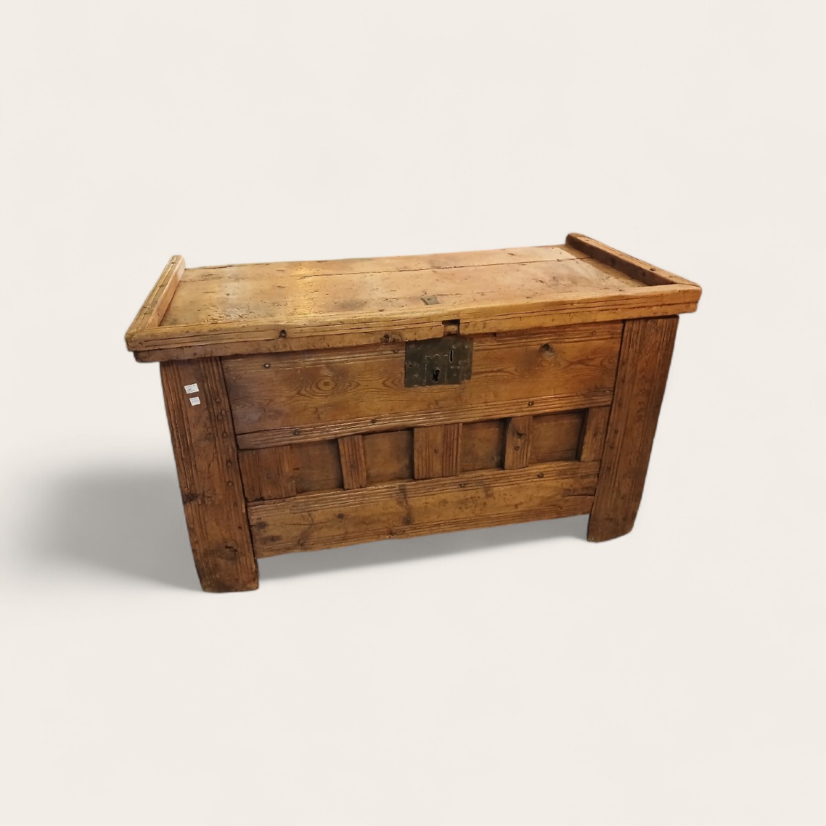 Coffre de mariage  à barreau Briançonnais ( Queyras ) . Hautes Alpes  pin cembro .