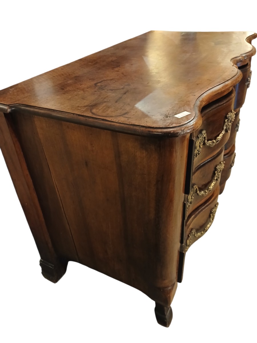Commode galbée Louis XV en Noyer massif et poignée tombante en bronze-photo-2