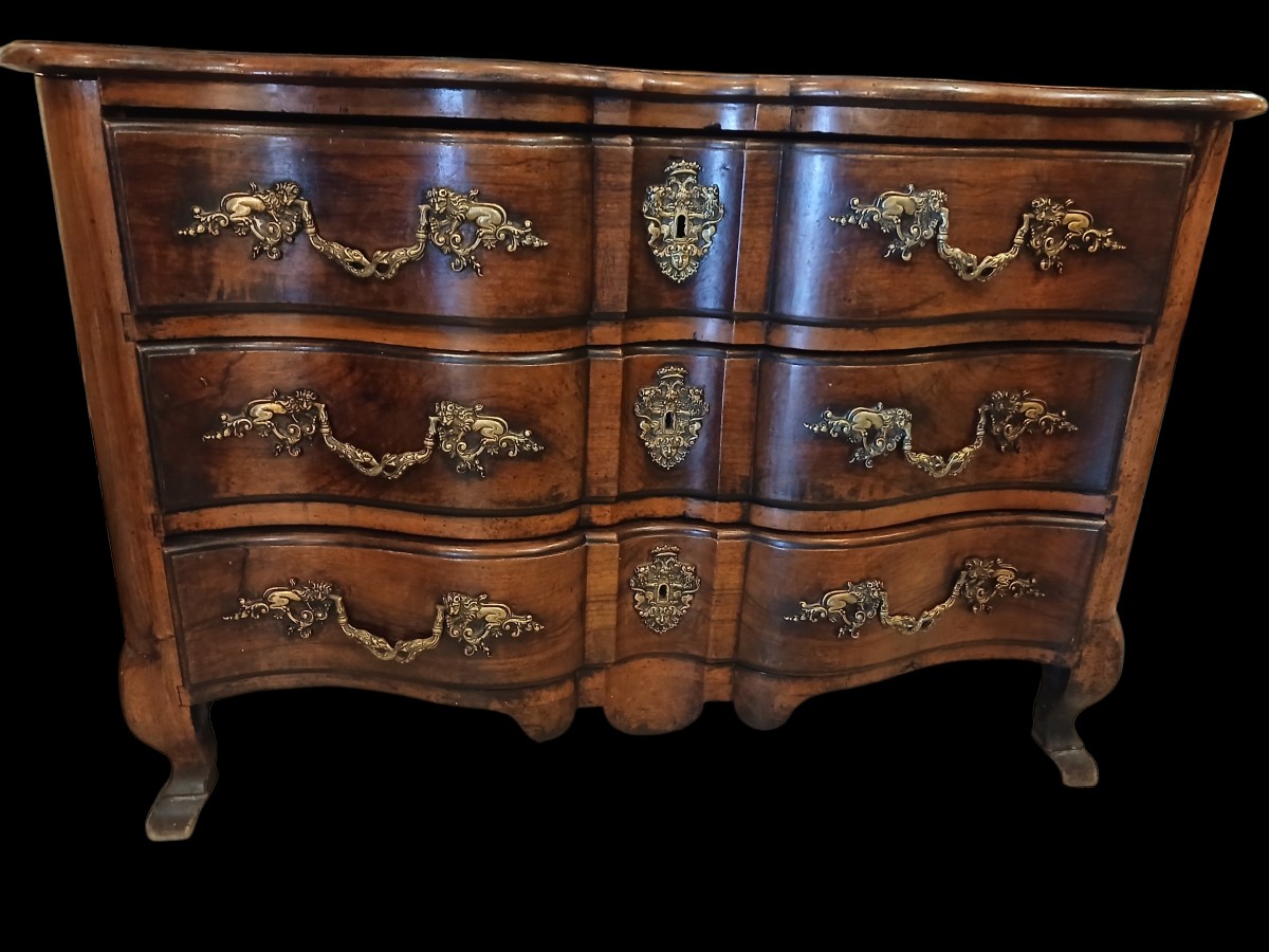 Commode galbée Louis XV en Noyer massif et poignée tombante en bronze-photo-4