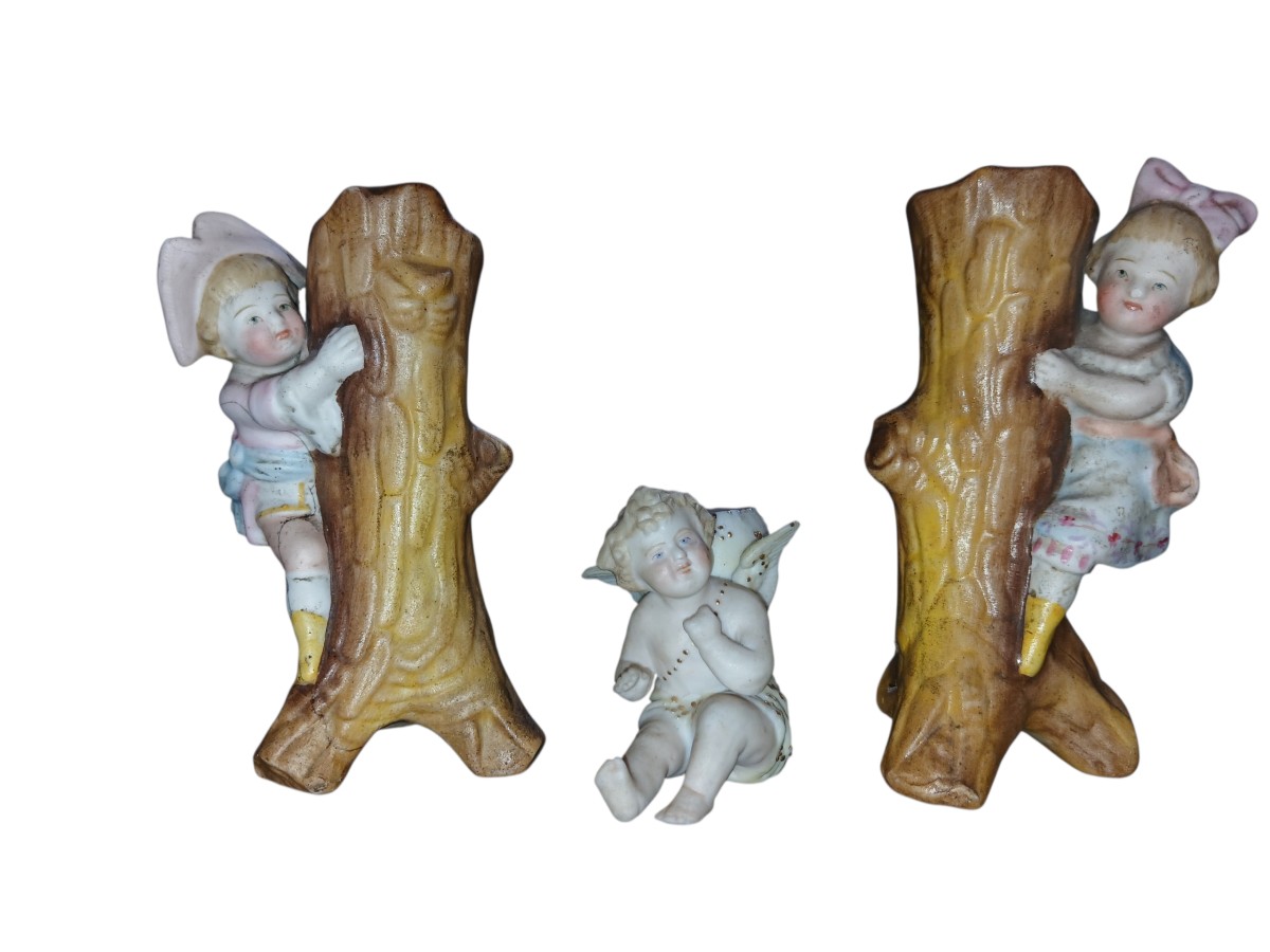 Trois biscuits dont un recollé 