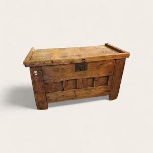 Coffre de mariage  à barreau Briançonnais ( Queyras ) . Hautes Alpes  pin cembro .