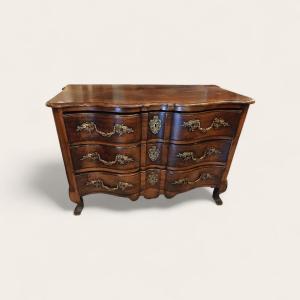 Commode galbée Louis XV en Noyer massif et poignée tombante en bronze
