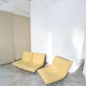  Ensemble comprenant un fauteuil et une banquette de Pascal Mourgue pour Ligne Roset . 