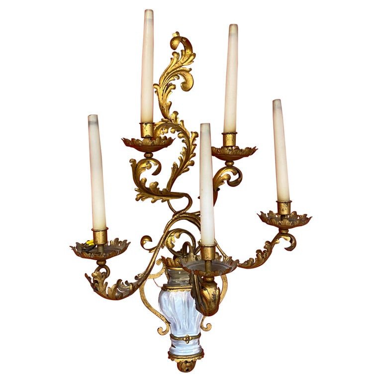 Maison Baguès,  Exceptionnelle Applique Murale à 5 Bras Lumineux En Métal Doré Et Verre Dépoli 