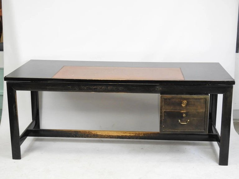 Elégant Grand Bureau En Bois Laqué Et Cuir Circa 1950-photo-3