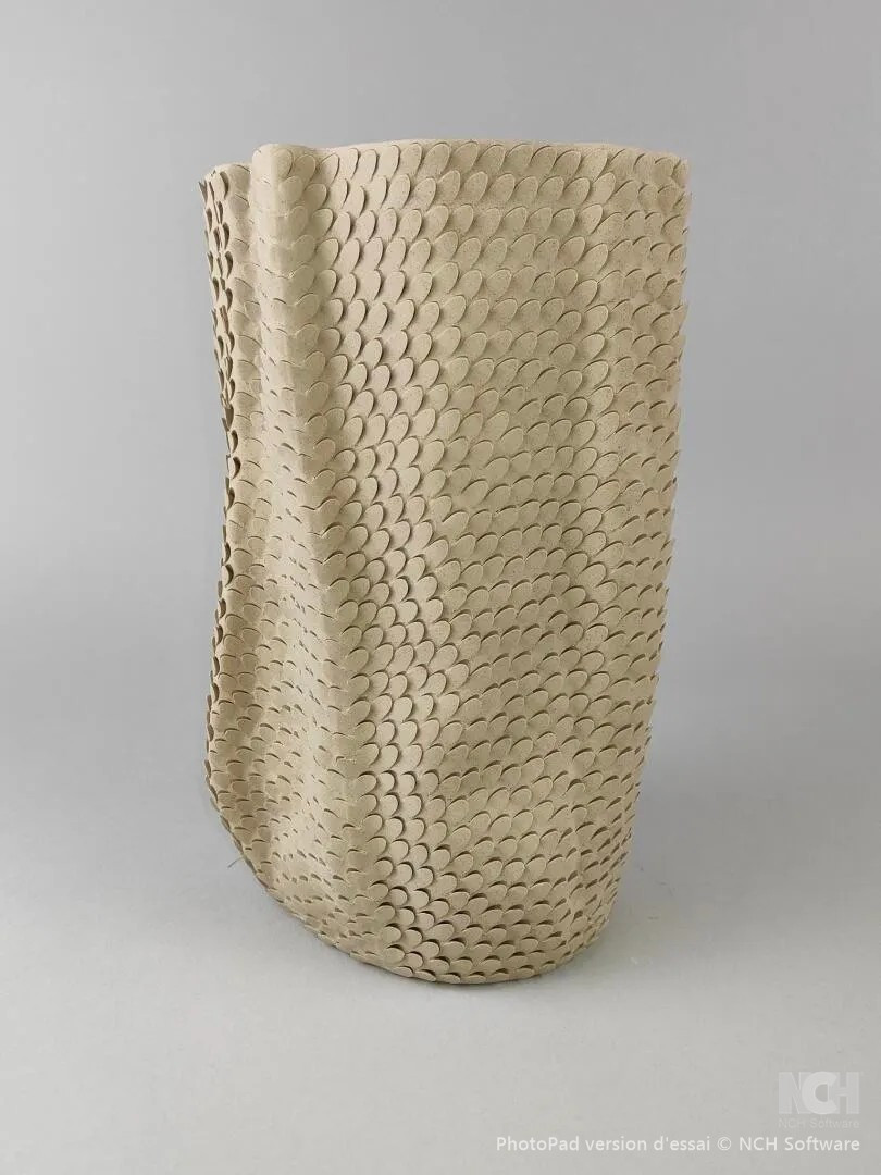 Gilles CAFFIER (1963) vase en céramique texturée façon écaille de pangolin  ,signé et daté 
