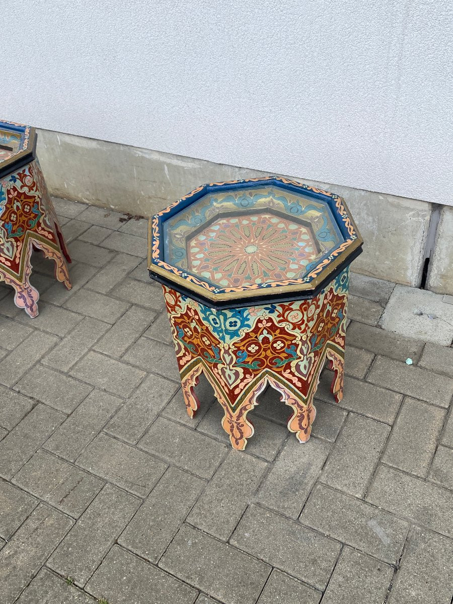  travail oriental 4 Tables d'appoint, ou gueridons  en bois polychromé circa 1950-photo-3