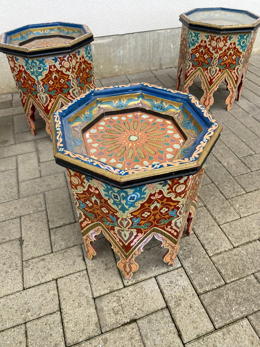  travail oriental 4 Tables d'appoint, ou gueridons  en bois polychromé circa 1950-photo-8