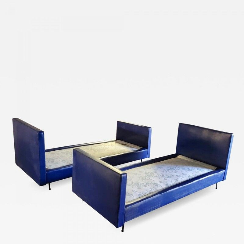 Paire de daybed recouvert de simili cuir bleu, style de  Jacques QUINET circa 1950
