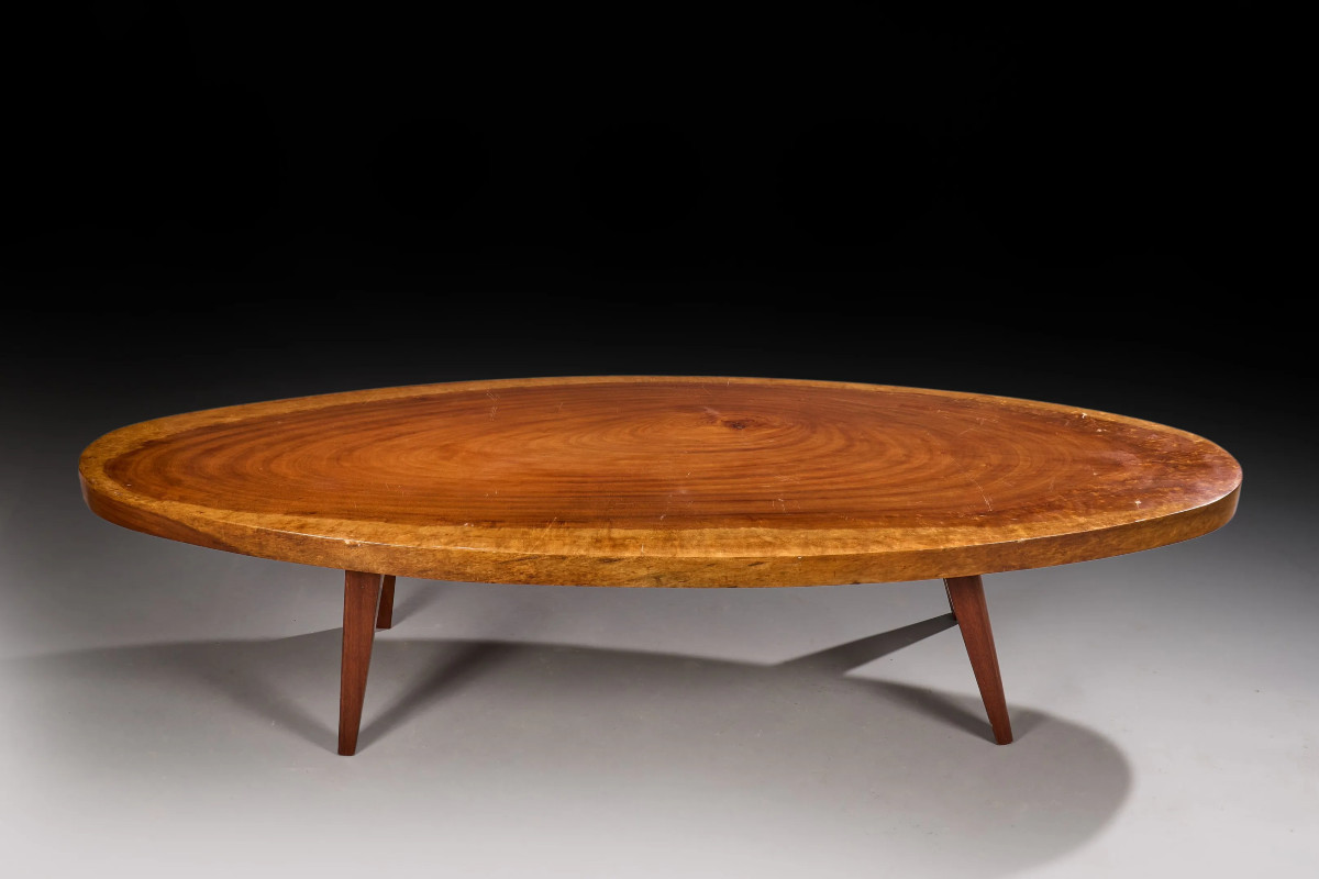 tres grande table basse a plateau monoxyle d'une tranche d'arbre , travail ancien