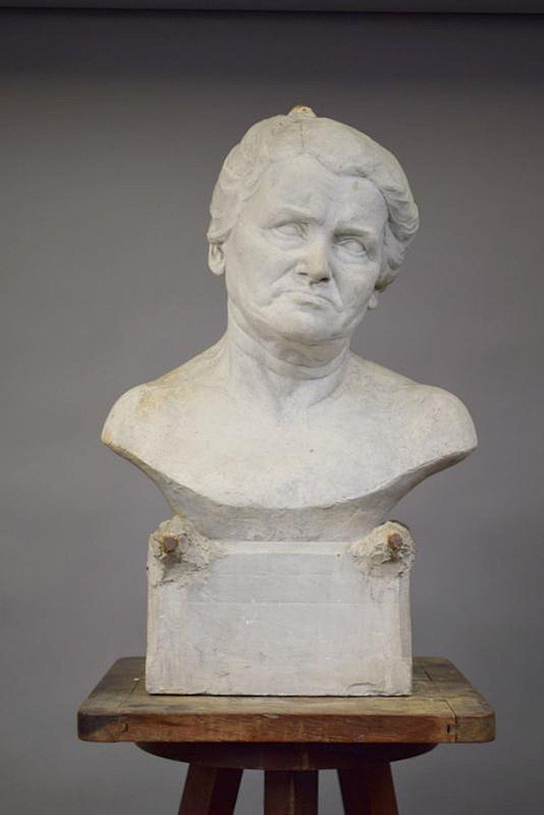 Ernestine Sirine-real (1899-1994) "buste De Femme". Platre Non Signé. H. 61cm.