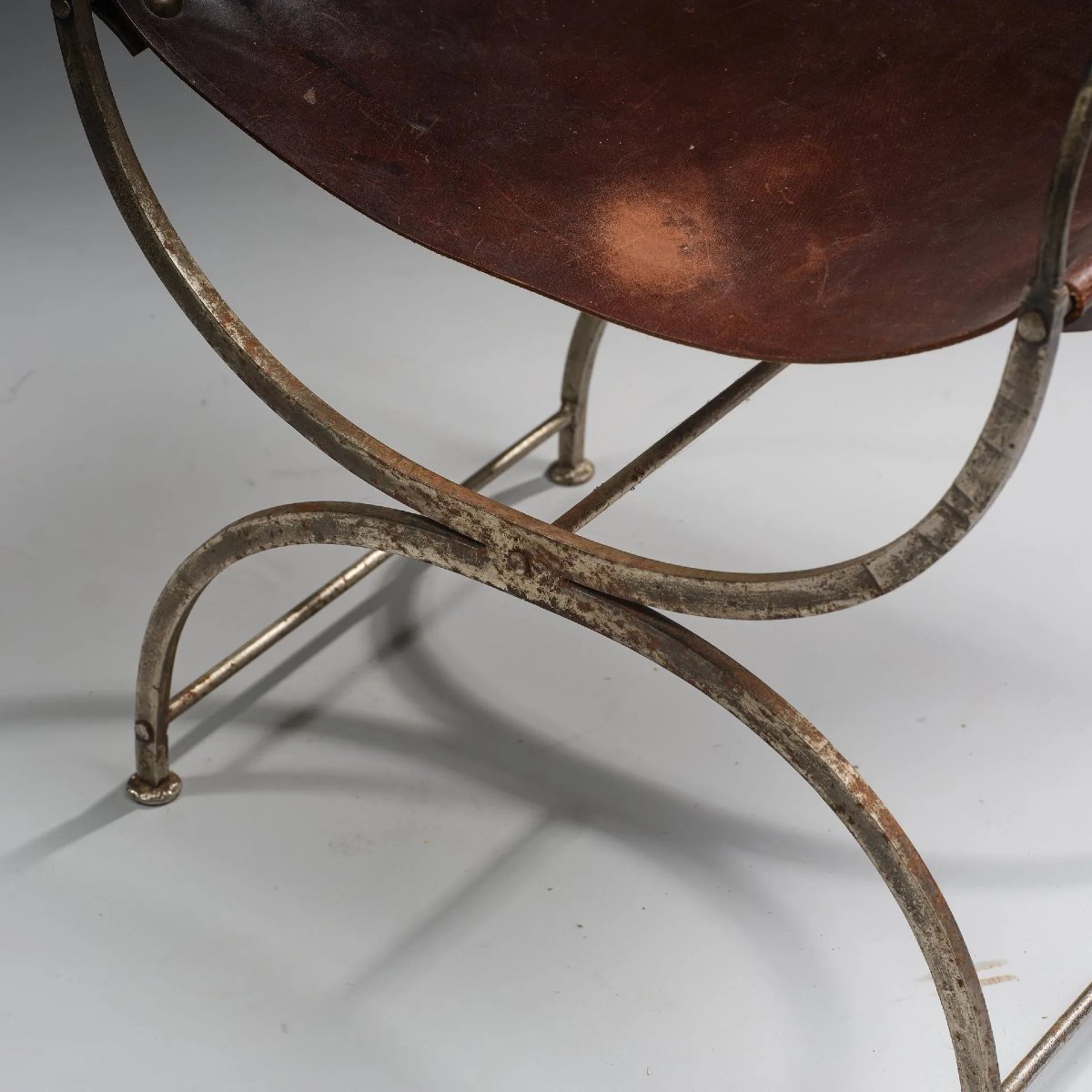 Attribué à MAISON JANSEN  Fauteuil à structure en métal formé d'un piètement dit "curule"-photo-4