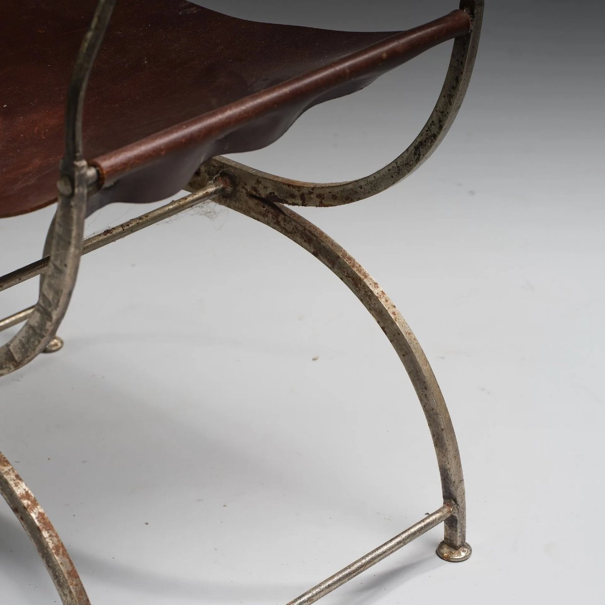 Attribué à MAISON JANSEN  Fauteuil à structure en métal formé d'un piètement dit "curule"-photo-2