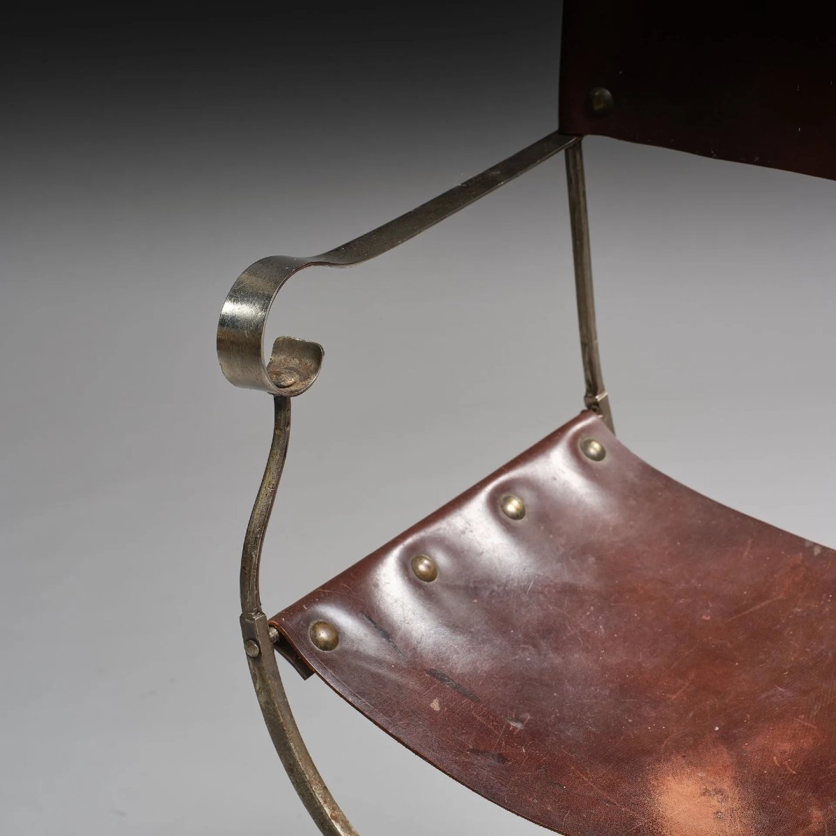Attribué à MAISON JANSEN  Fauteuil à structure en métal formé d'un piètement dit "curule"-photo-5