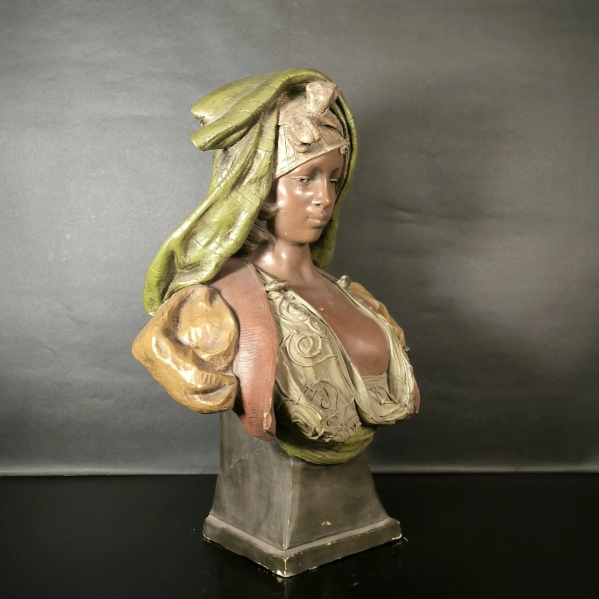 GOLDSCHEIDER éditeur. Buste de jeune fille orientale. Terre cuite polychrome circa 1900-photo-2