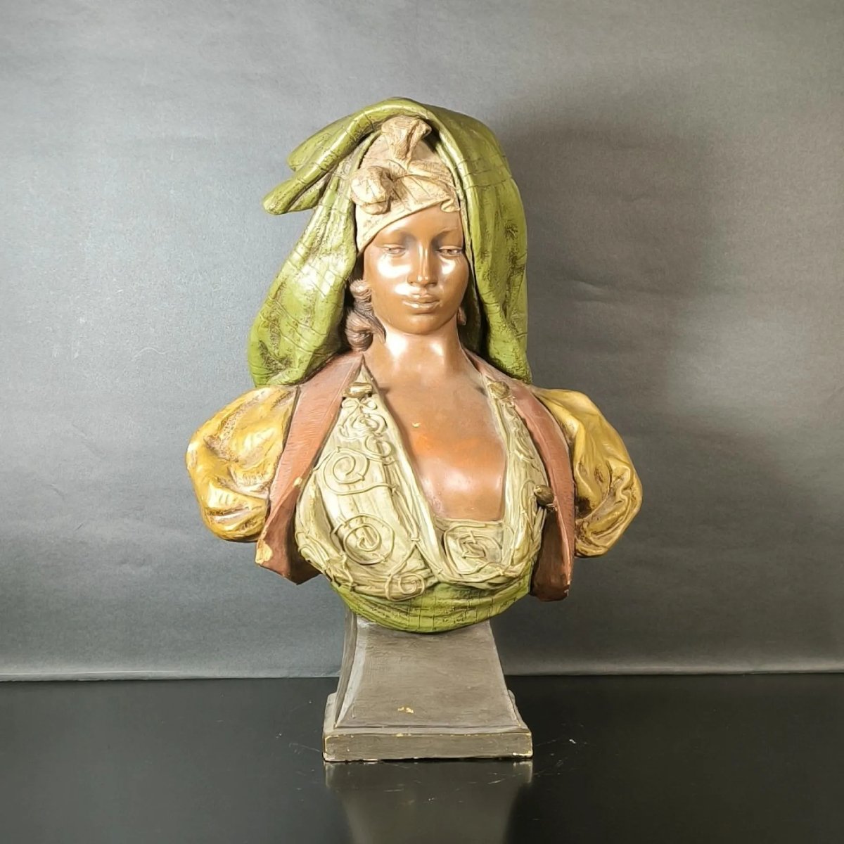 GOLDSCHEIDER éditeur. Buste de jeune fille orientale. Terre cuite polychrome circa 1900-photo-1