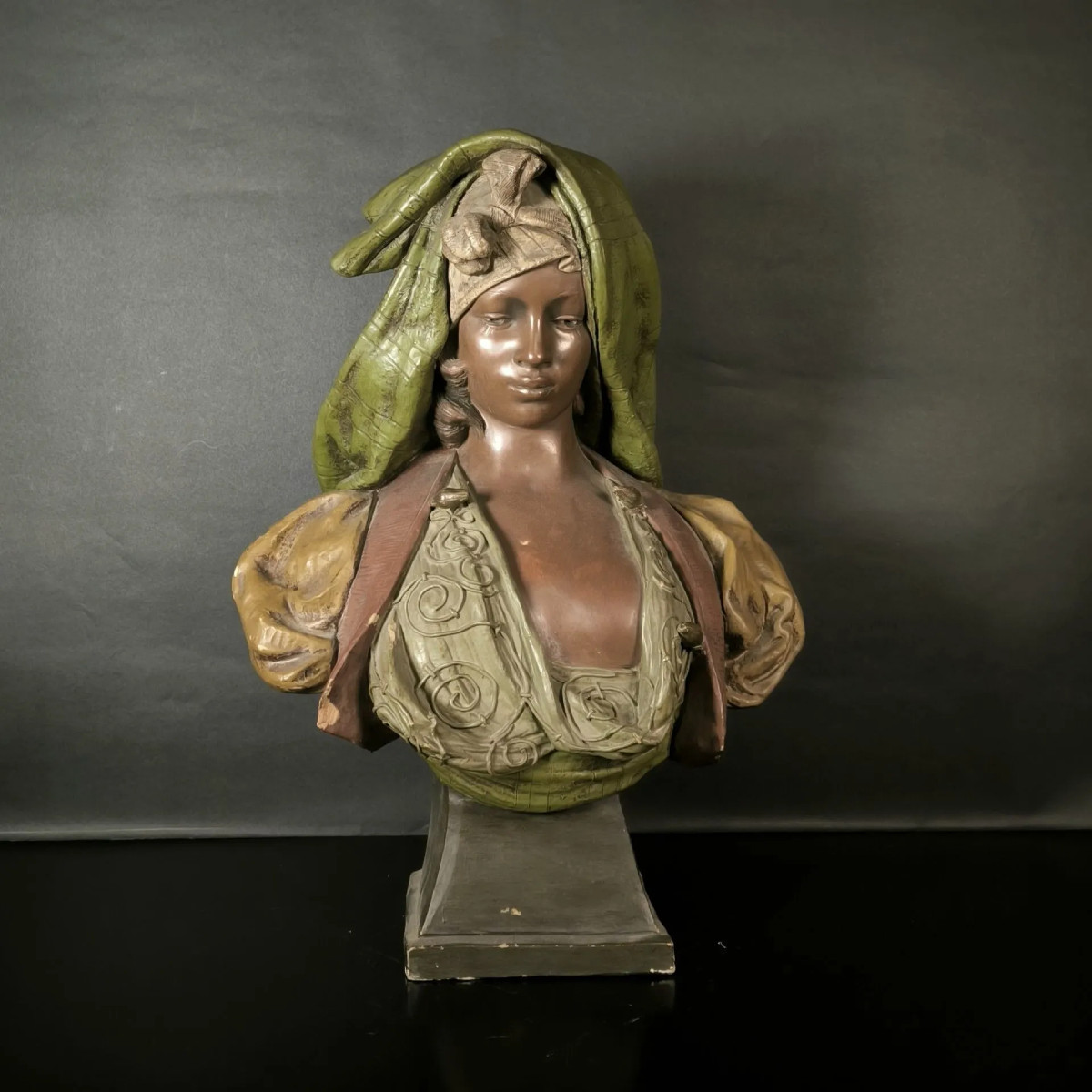 GOLDSCHEIDER éditeur. Buste de jeune fille orientale. Terre cuite polychrome circa 1900