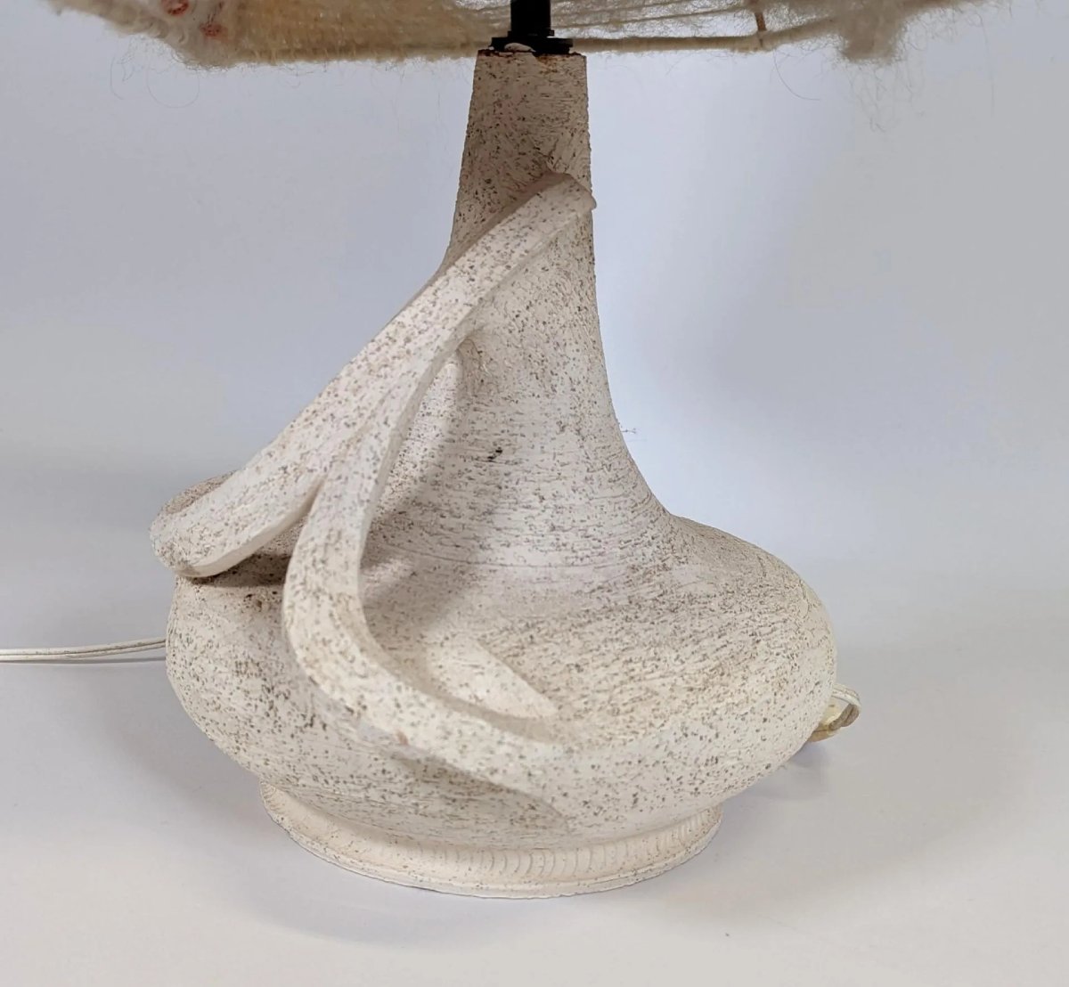  lampe en terre cuite blanche de forme libre et son abat-jour -photo-2