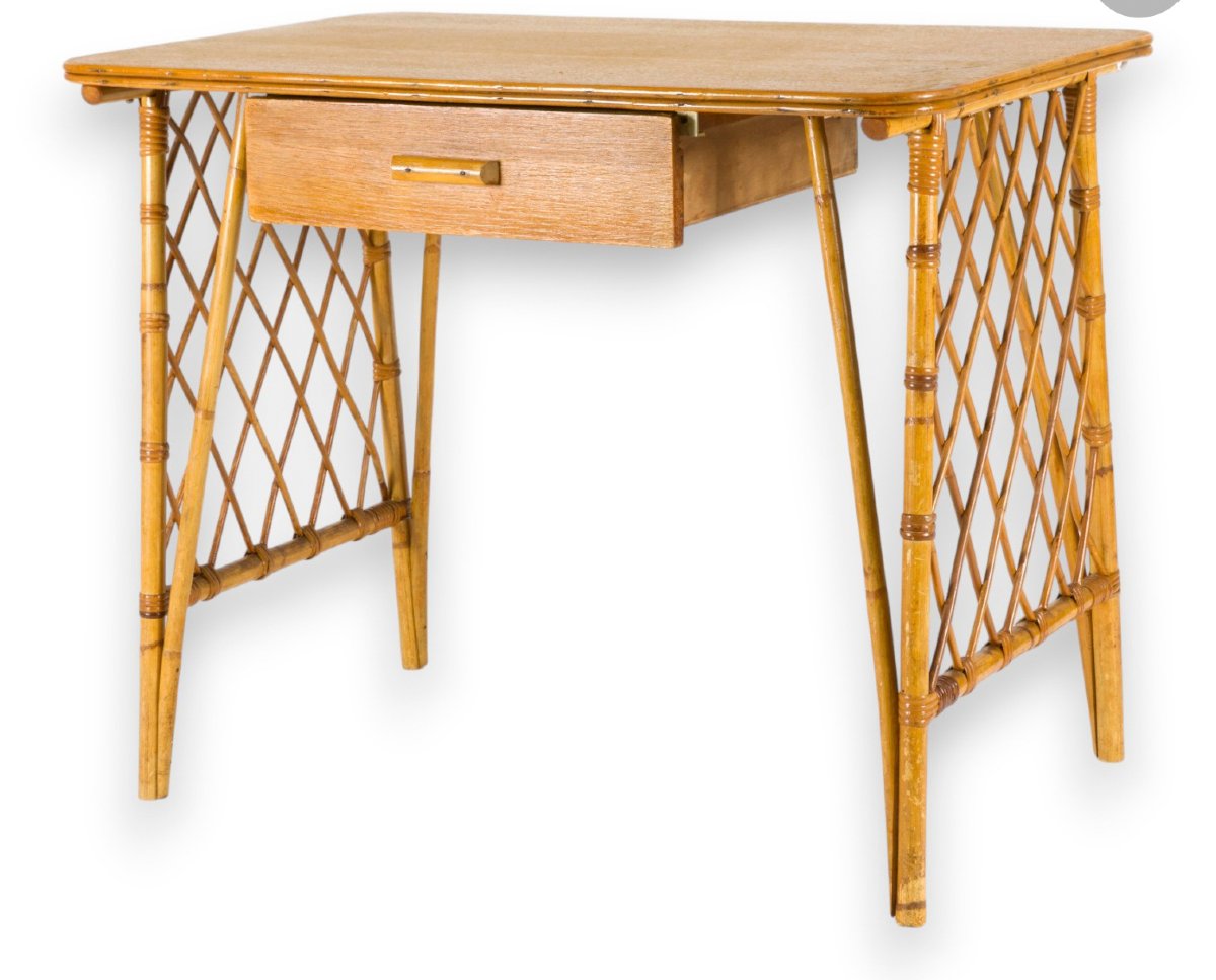 TRAVAIL DES ANNÉES 1960 Bureau en rotin, bambou et plateau en bois ouvrant par un tiroir 