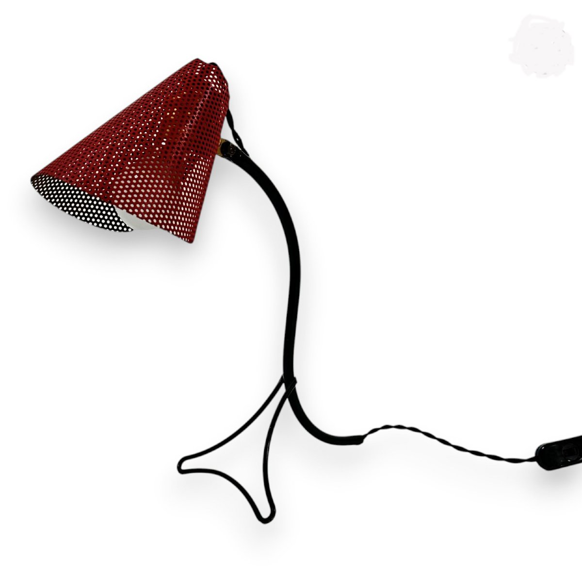 Lampe de table tripode en métal noir, abat-jour en métal rouge perforé. circa 1950/1960