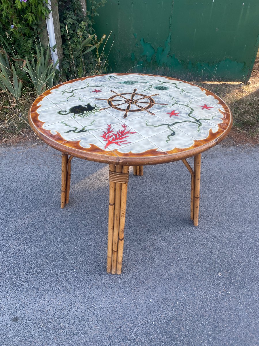 haut guéridon ou table en bambou, plateau décor marin en céramique circa 1950