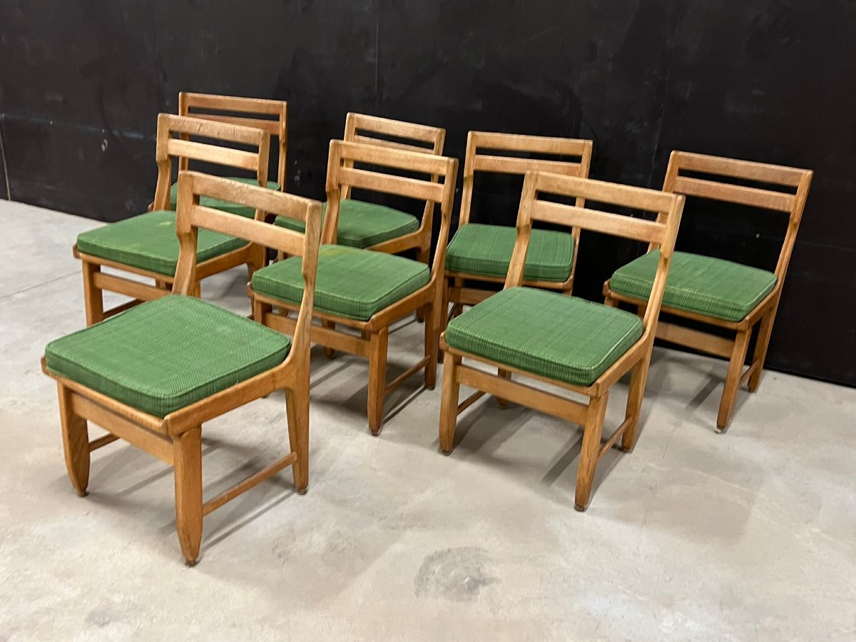 Guillerme et Chambron, série de 8 chaise en chêne. Edition Votre Maison, 1970. 
