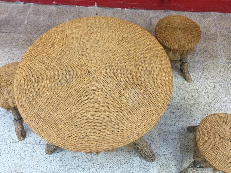 Travail d'Art Populaire. Ensemble  Table, 4 Tabourets En Troncs d'Arbres, Raffia, Circa  1970-photo-2