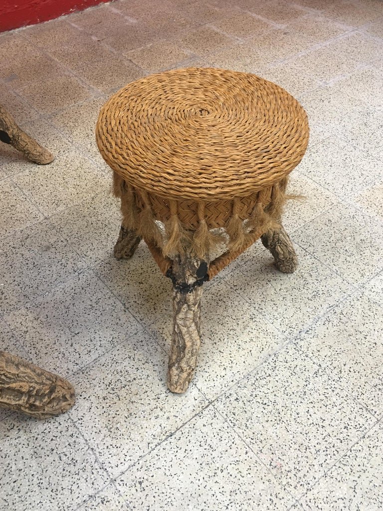 Travail d'Art Populaire. Ensemble  Table, 4 Tabourets En Troncs d'Arbres, Raffia, Circa  1970-photo-7