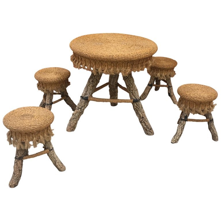 Travail d'Art Populaire. Ensemble  Table, 4 Tabourets En Troncs d'Arbres, Raffia, Circa  1970