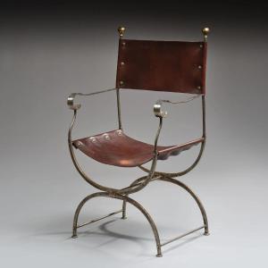 Attribué à MAISON JANSEN  Fauteuil à structure en métal formé d'un piètement dit "curule"