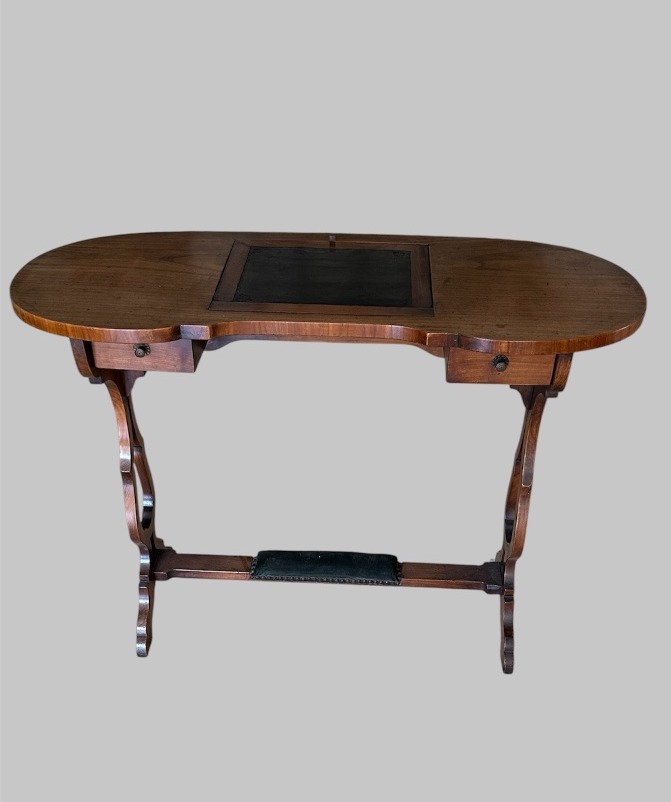 Élégante Table bureau  liseuse de forme rognon en bois fruitier naturel ciré