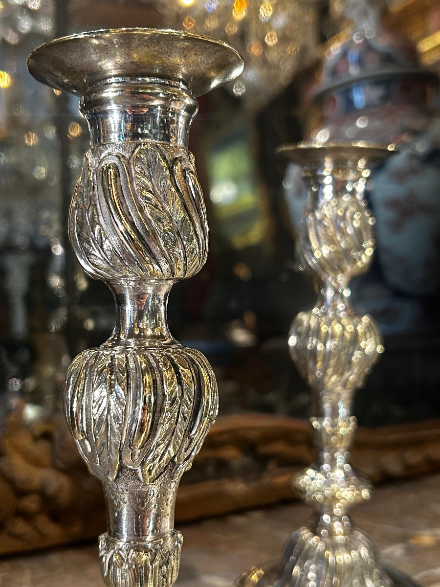 Paire de bougeoirs armoriés en métal argenté ep. Louis XV-photo-3
