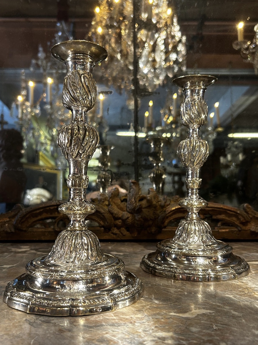 Paire de bougeoirs armoriés en métal argenté ep. Louis XV