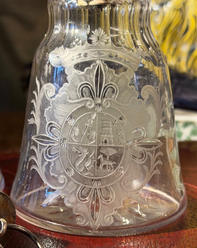 Pair Of 18th-century Bottles Engraved With Coats Of Arms-photo-2