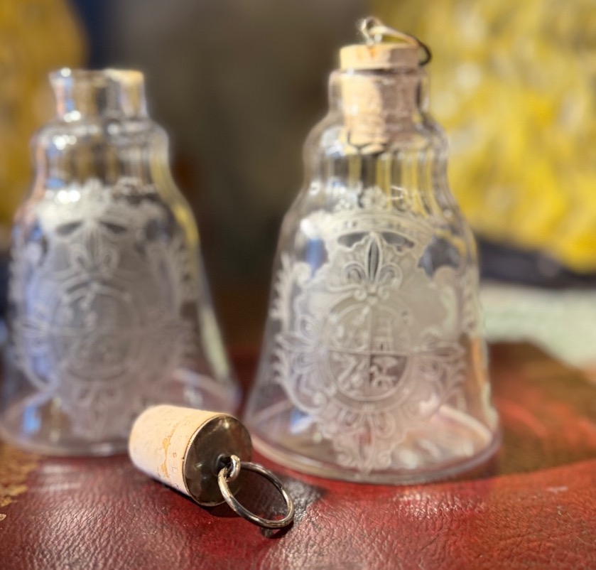Pair Of 18th-century Bottles Engraved With Coats Of Arms-photo-3