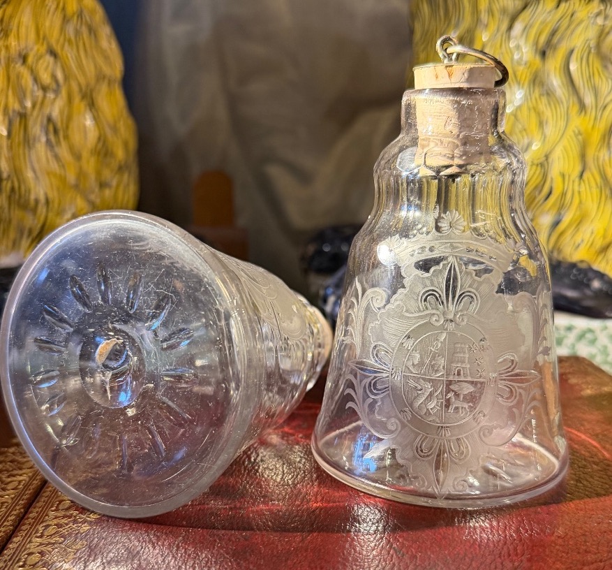 Pair Of 18th-century Bottles Engraved With Coats Of Arms-photo-4